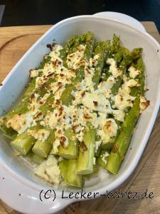 Eine Auflaufform mit Grüner Spargel mit Feta überbacken frisch aus dem Ofen.