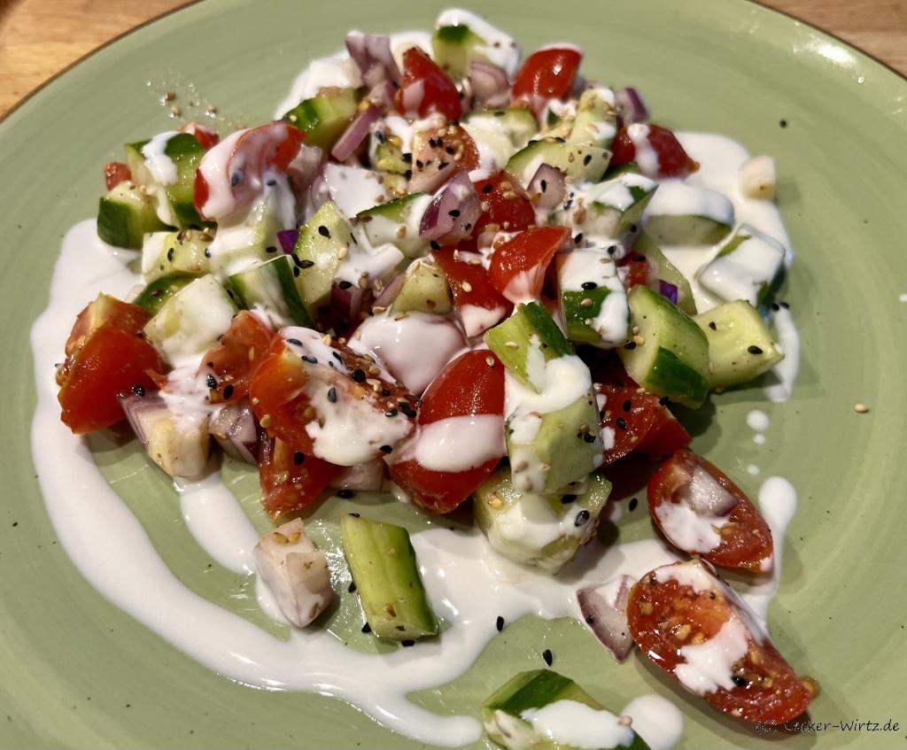 Gurken-Tomaten Salat mit indischem Dressing