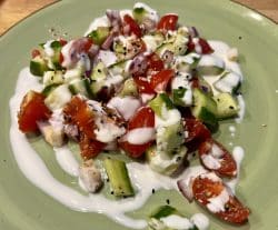 Gurken-Tomaten Salat mit indischem Dressing