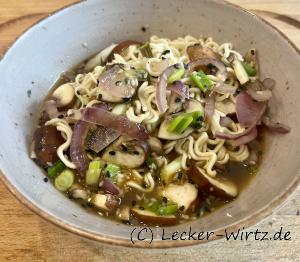 Mie Nudeln mit Champignons und Frühlingszwiebeln