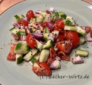Gurken-Tomaten Salat mit indischem Dressing