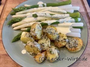 Auf einem türkisen Teller befinden sich je 5 Stangen weißer und grüner gekochter Spargel mit einer leckeren Sauce Hollandaise sowie gebratene Parmesan-Kartoffeln