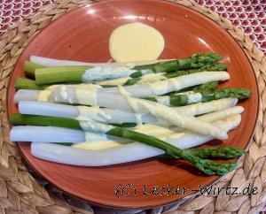 Grüner und weißer Spargel auf einem roten Teller mit leckerer Champagner Hollandaise 