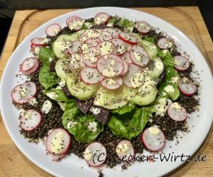 und zum Schluss Dressing und den gerösteten Sesam darüber verteilen.