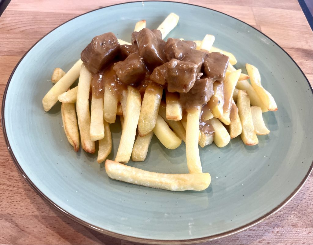 Pommes Frites mit Kalbsgulasch
