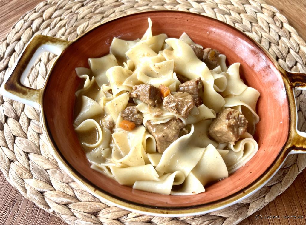 Nudeln mit Kalbsgulasch