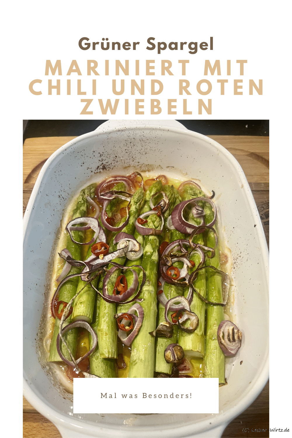 Marinierter grüner Spargel mit Chili und roten Zwiebeln