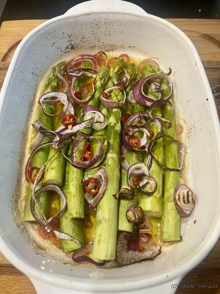 Marinierter grüner Spargel mit Chili und roten Zwiebeln Marinierter grüner Spargel mit Chili und roten Zwiebeln