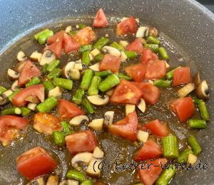 Rührei mit Spargel und Tomaten