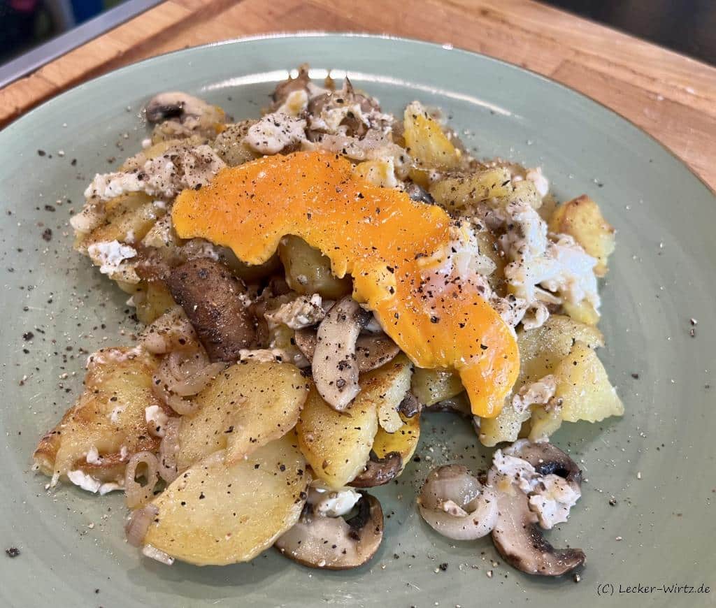 Bergische Bratkartoffelpfanne mit Ei und Champignons
