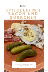 Spiegelei mit Bacon und Gürkchen