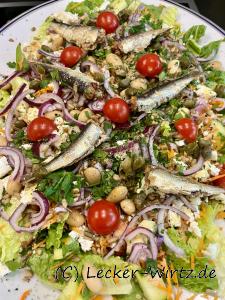 Gemischte Salatplatte mit weißen Bohnen und Sardinen