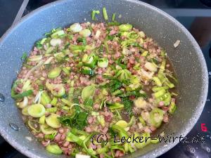 Speck und Lauch anschwitzen