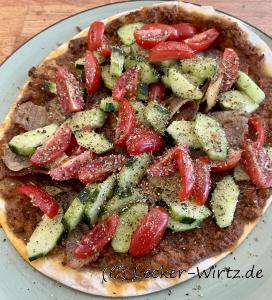 Schnelle Lahmacun Rolle mit Gurke und Tomate