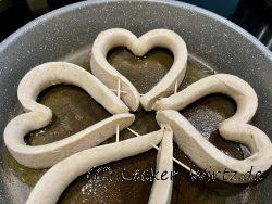 Herzhaft gefüllt: Rührei und Käse im Bratwurstnest