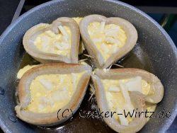 Herzhaft gefüllt: Rührei und Käse im Bratwurstnest