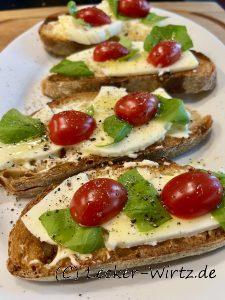 Crostini mit überbackenem Mozzarella und Tomate