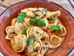 Tortellini mit Tomaten-Camembert Sauce