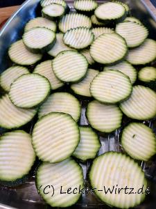 Zucchinischeiben salzen und schwitzen lassen