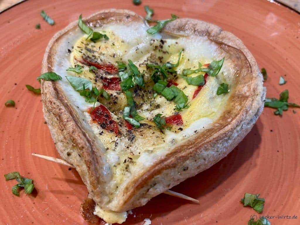 Herzhaft gefüllte Bratwurstnester mit Rührei und Käse