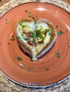 Herzhaft gefüllt - Rührei und Käse im Bratwurstnest