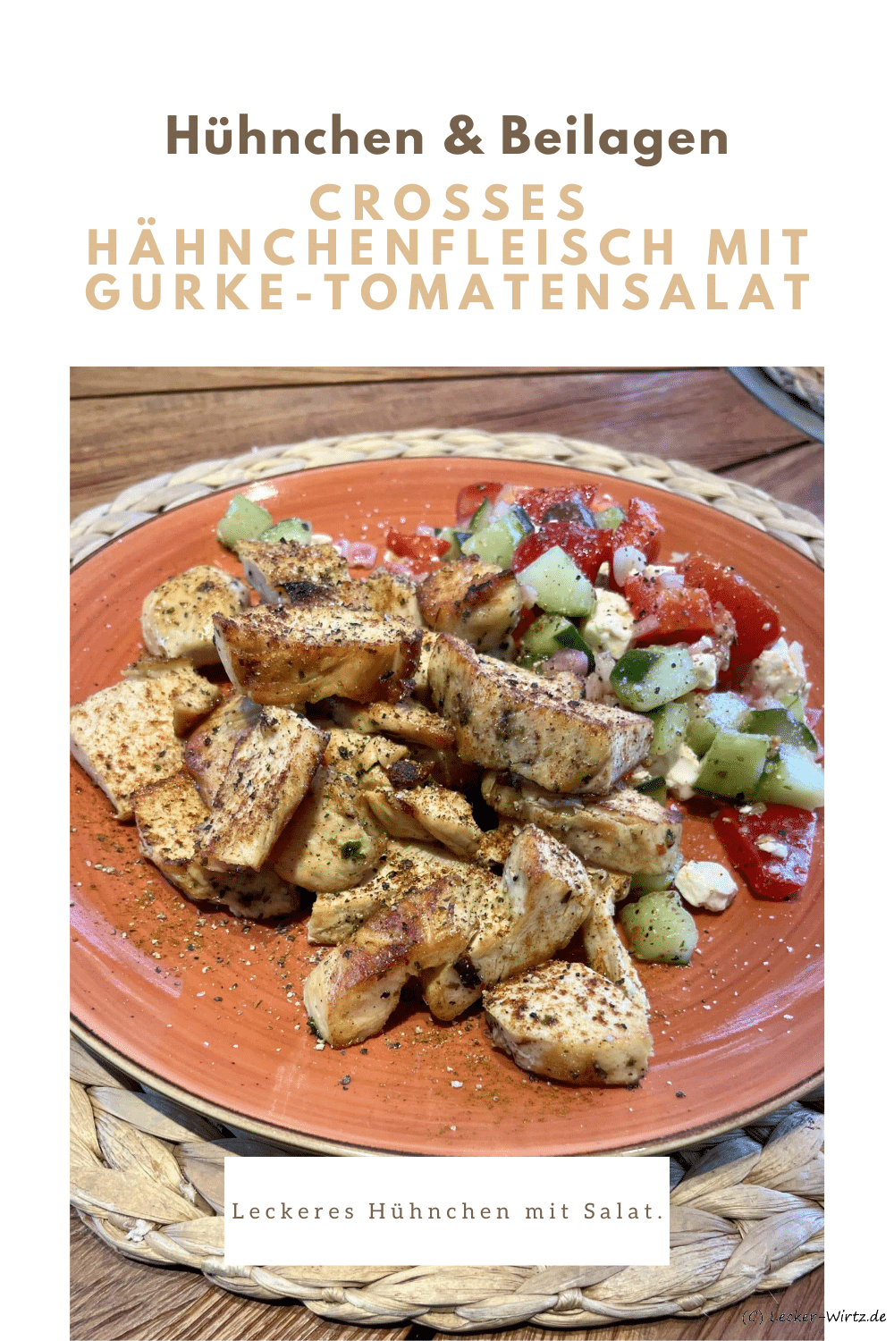 Crosses Hähnchenfleisch mit Gurke-Tomatensalat