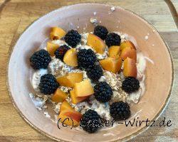 Müsli mit Brombeeren und Aprikosen