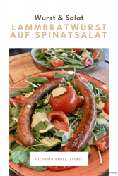 Lammbratwurst auf Spinatsalat mit Senfdressing