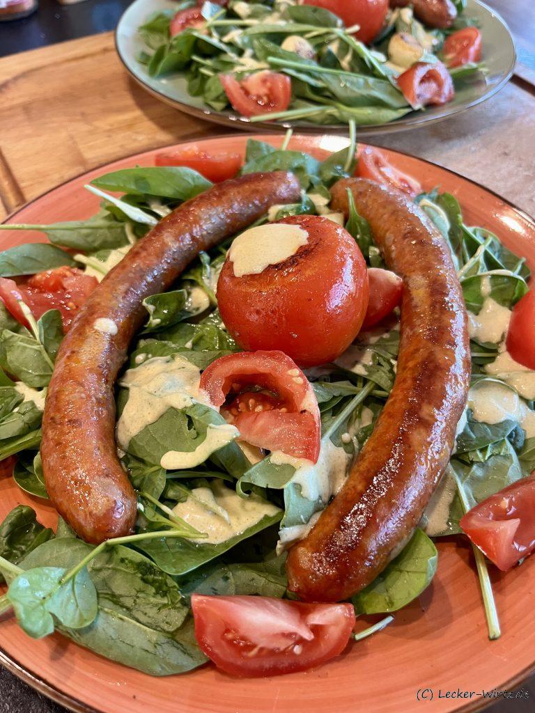 Lammbratwurst auf Spinatsalat mit Senfdressing