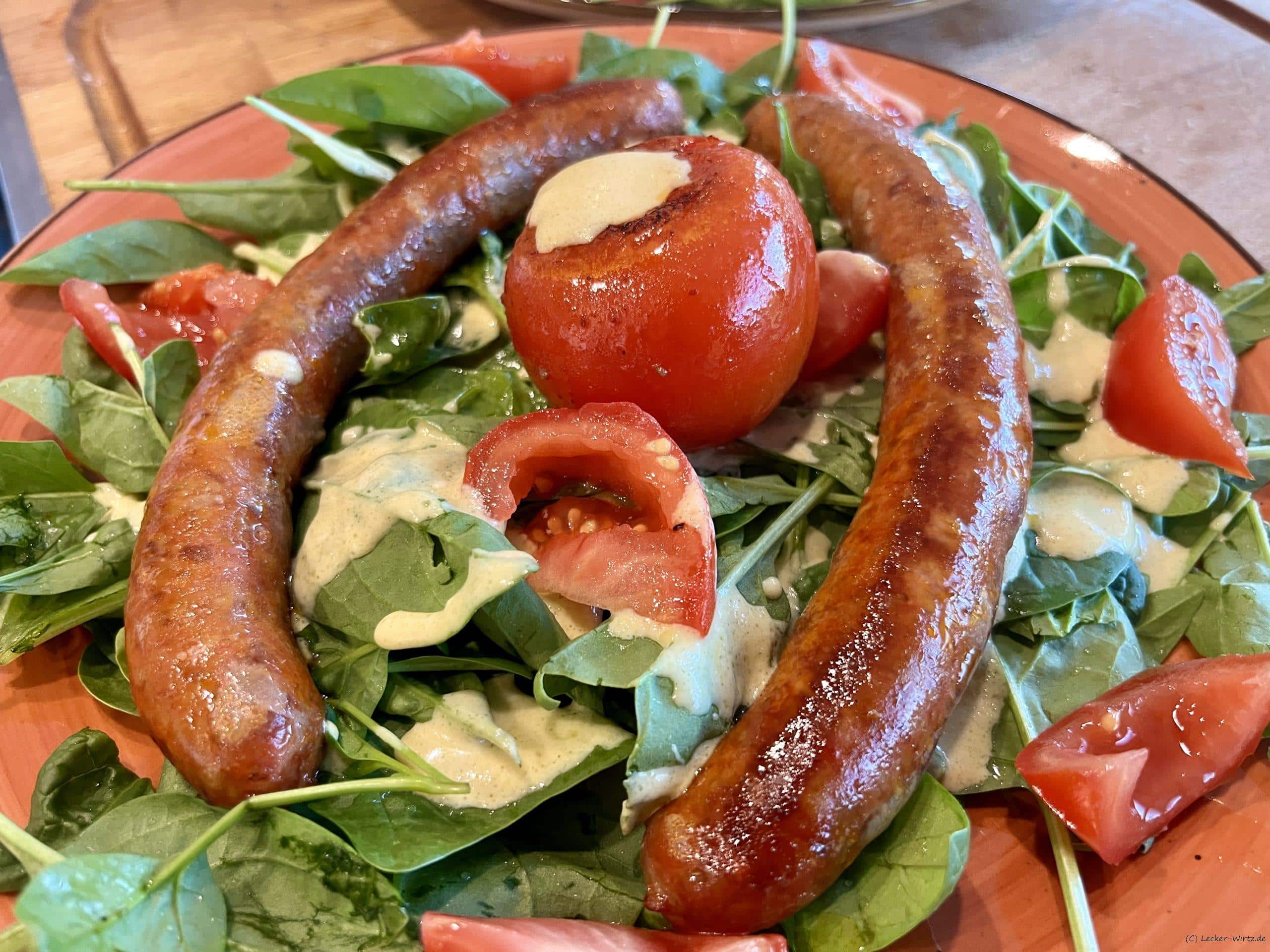 Lammbratwurst auf Spinatsalat mit Senfdressing