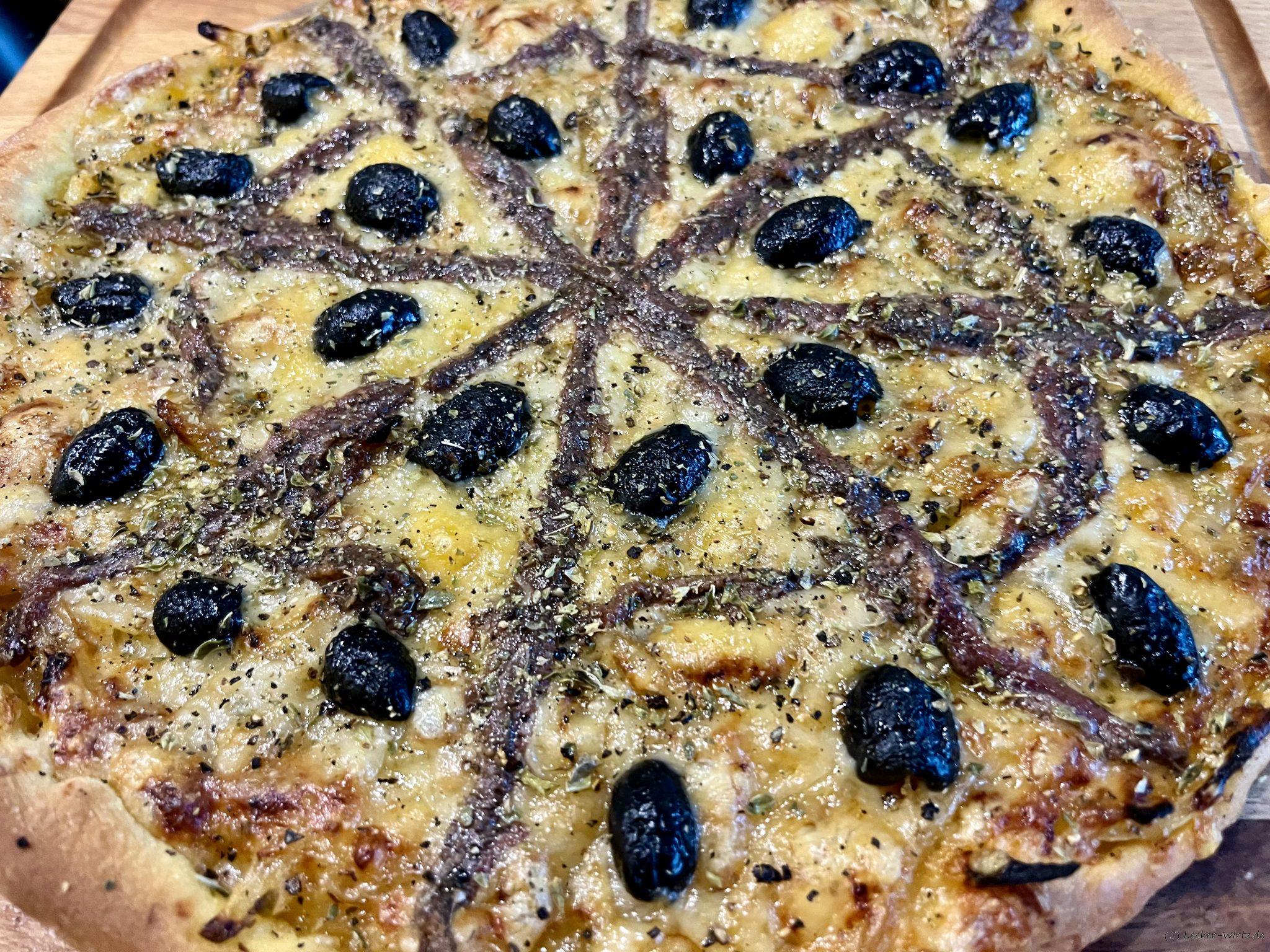 Pissaladière de Nice - Zwiebelkuchen mit Anchovis aus Nizza