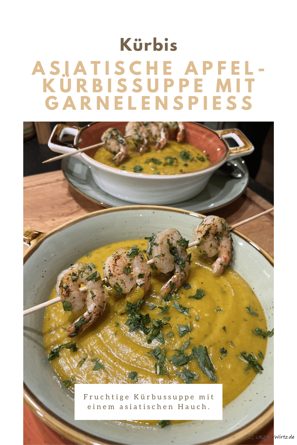 Asiatische Apfel-Kürbissuppe mit Garnelenspieß