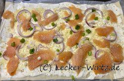 Flammkuchen mit geräuchertem Lachs und Zwiebeln belegen