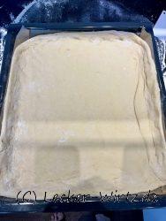 Backblech mit Teig auslegen