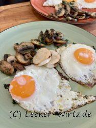 Spiegelei mit gebratenen Ziegenkäse und Champignons