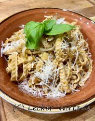 Pasta con cipolle - Nudeln mit geschmorten Zwiebeln