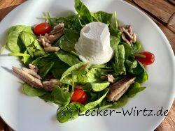 Ricotta auf frischem Spinat mit Sardinen