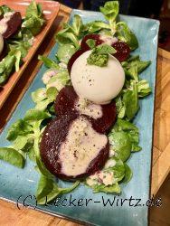 Rote Bete auf Feldsalat mit Burrata und Pesto