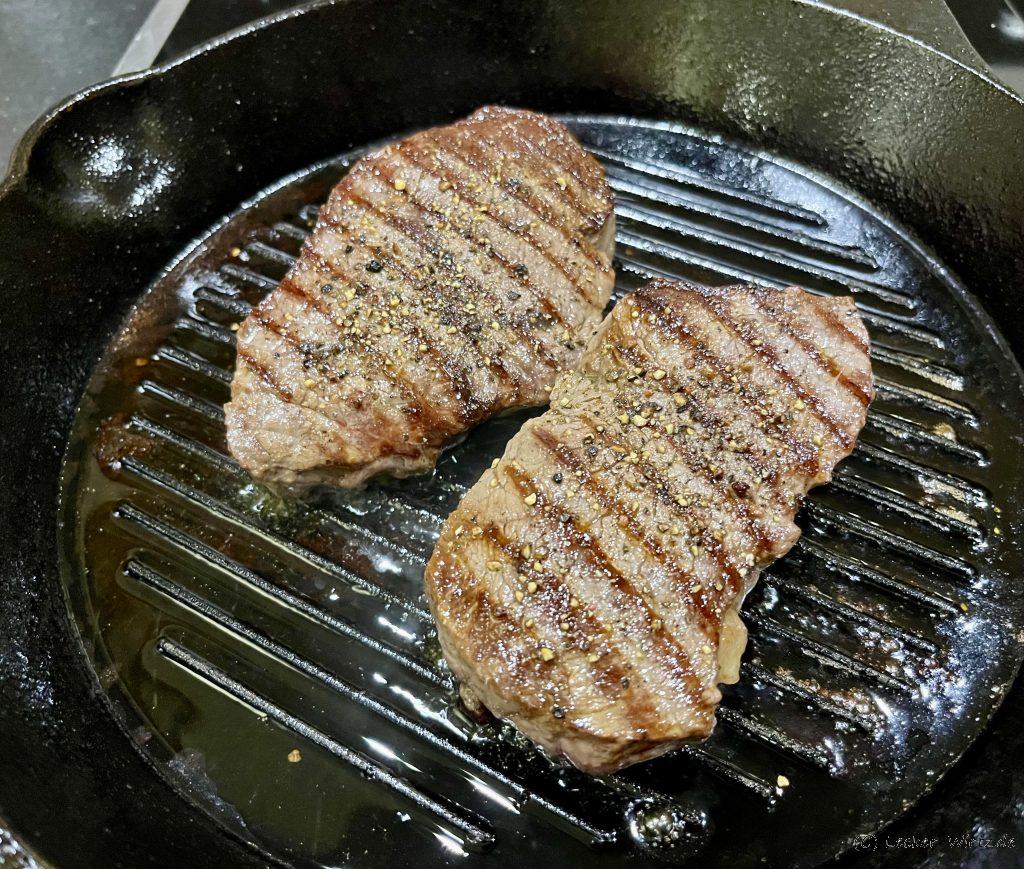 Steaks in der gusseiserne Grillpfanne