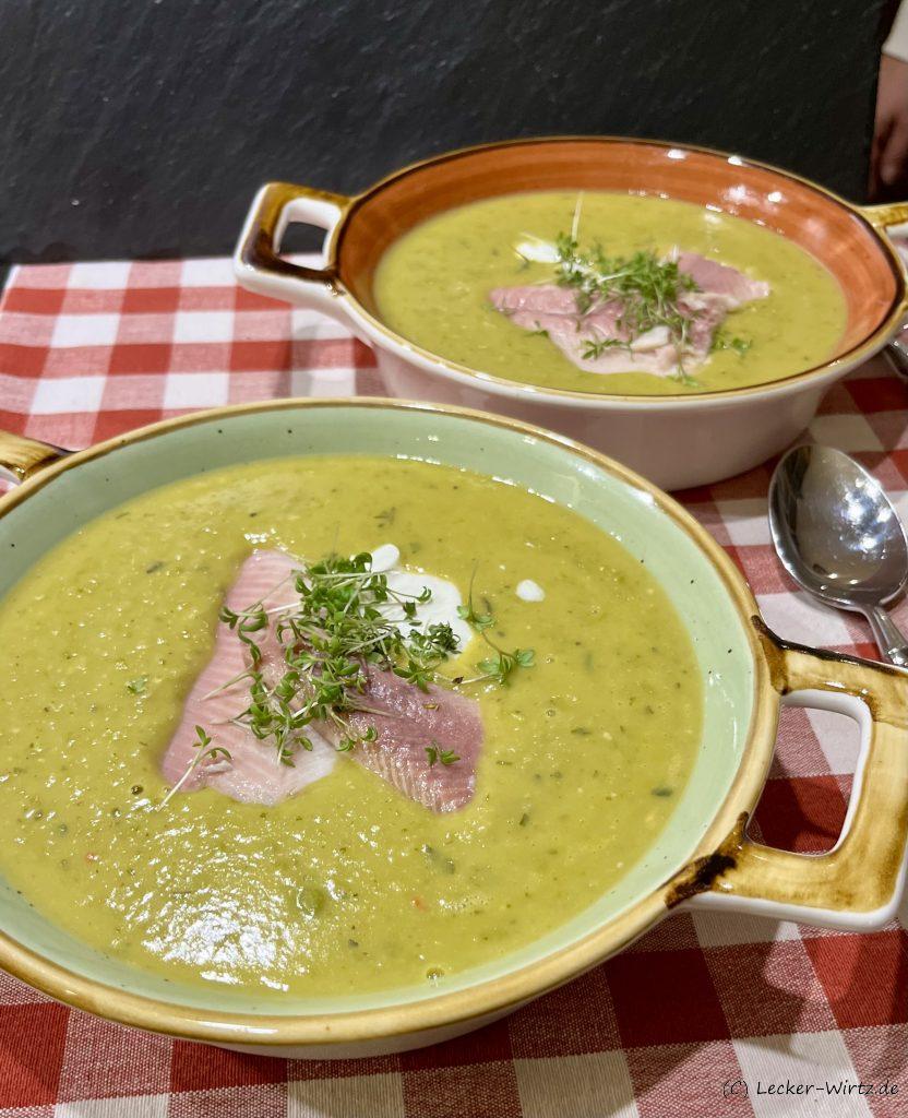 Erbsensuppe mit geräucherter Forelle