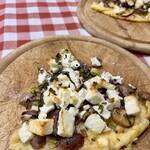 Polentapizza mit Champignons und Feta