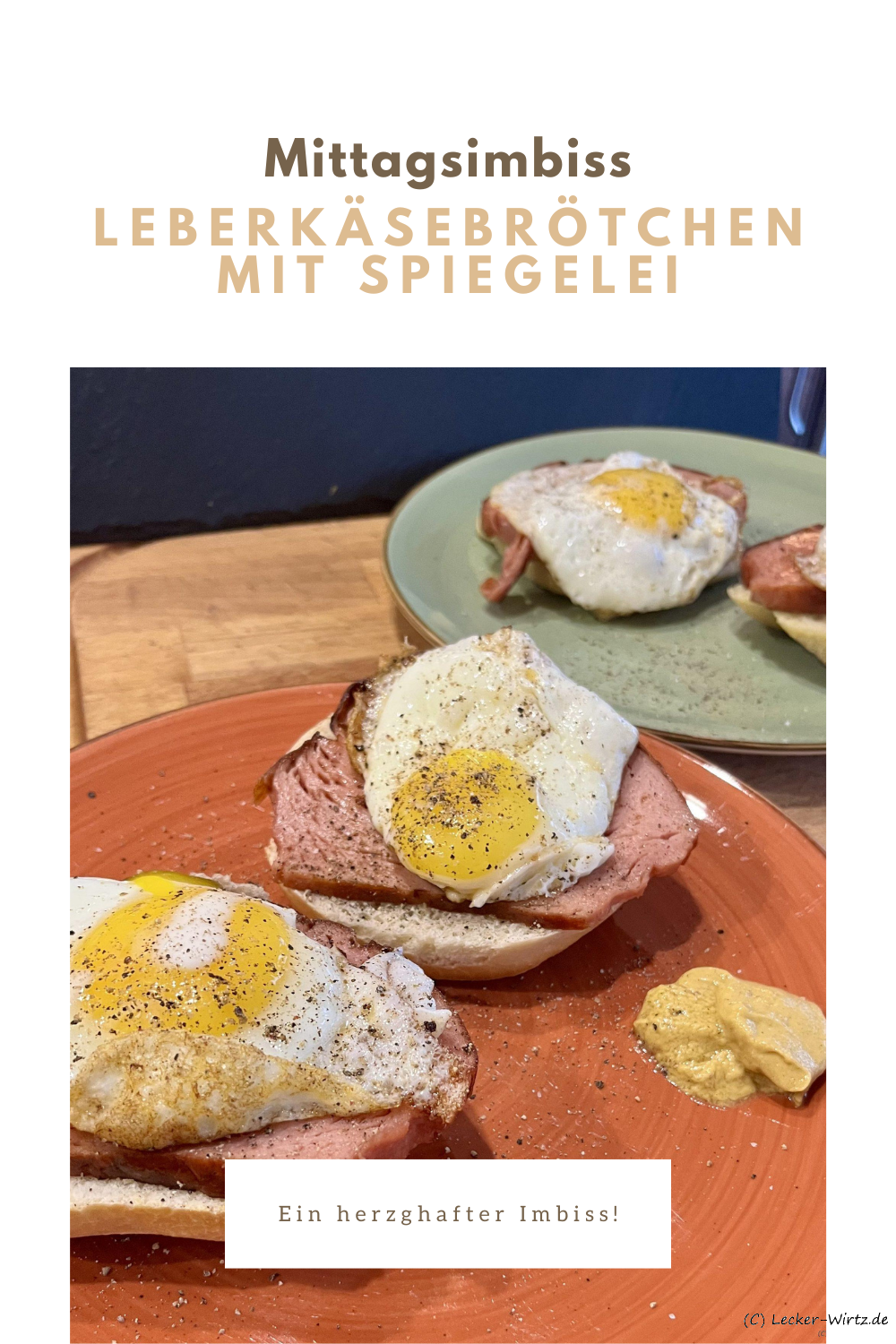 Leberkäsebrötchen mit Spiegelei