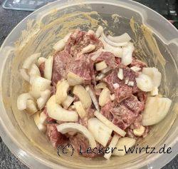 Geschmortes Rindfleisch mit Zwiebeln