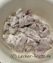 Rindfleisch mit Stärke und Gewürzen marinieren lassen.
