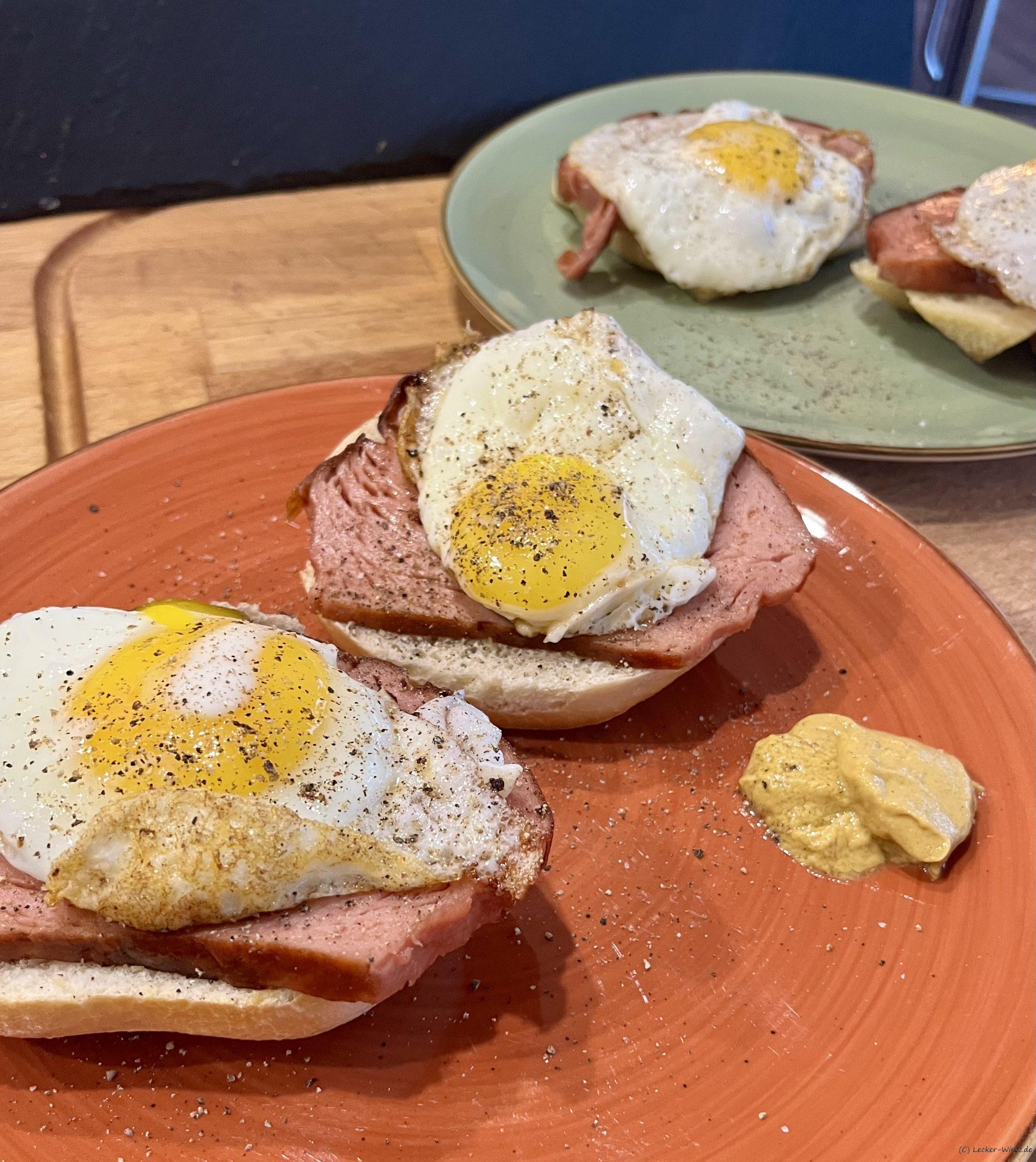 Leberkäsebrötchen mit Spiegelei