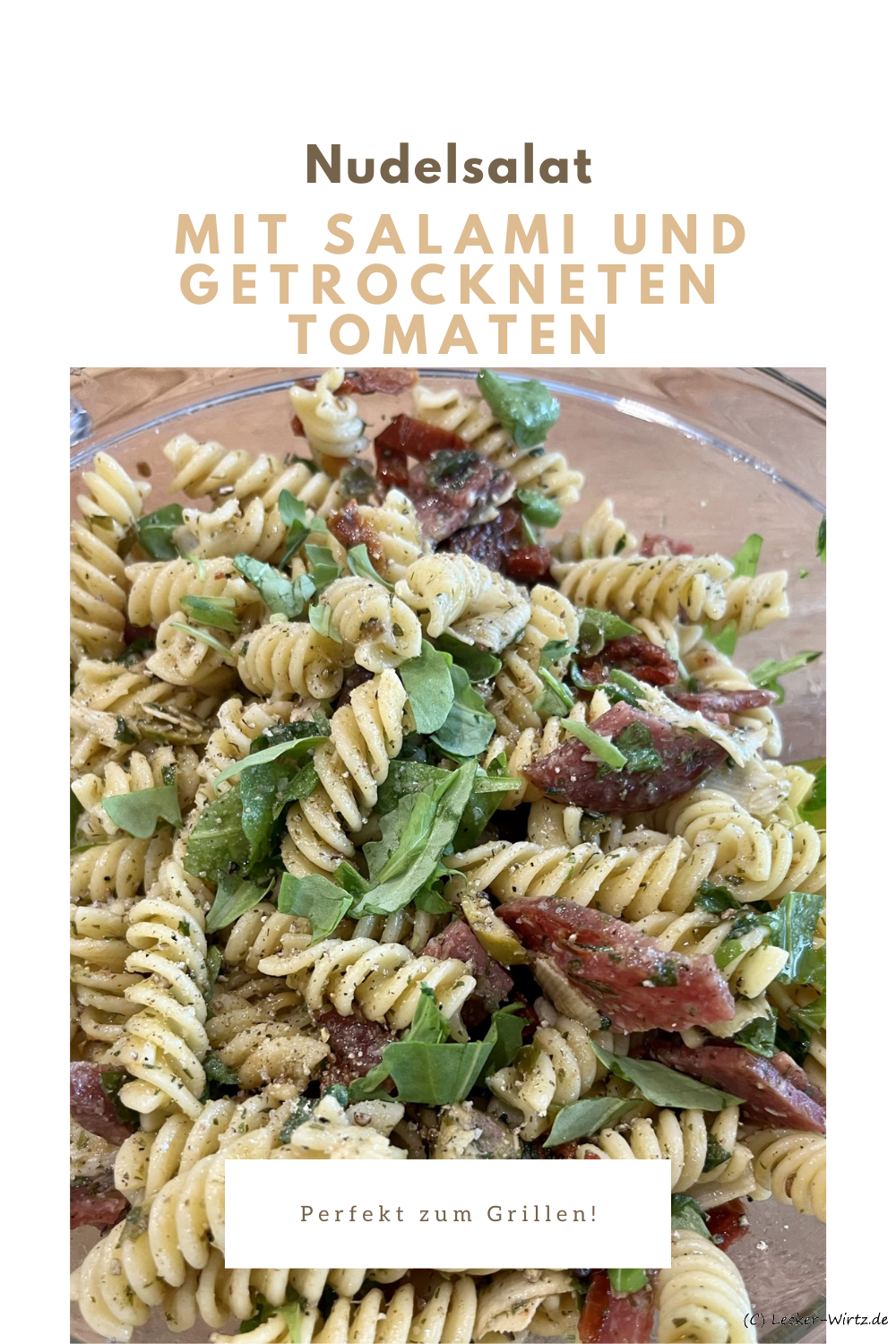 Bunter Nudelsalat mit Salami und getrockneten Tomaten