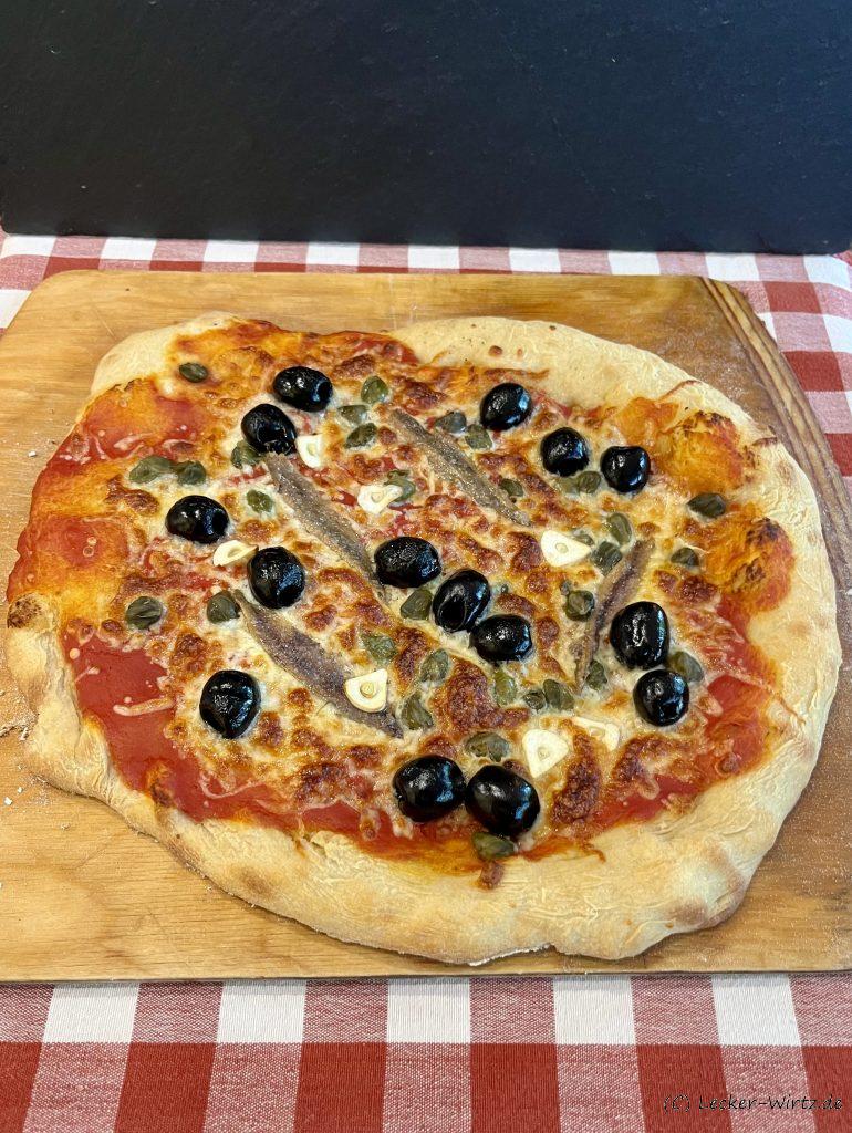 Pizza Acciughe – Tomatensoße, Oliven, Sardellen und Kapern