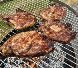 Koteletts auf dem Schwenkgrill