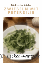 Zwiebeln mit Petersilie
