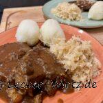 Rheinischer Sauerbraten mit geschmortem Apfel-Zwiebel-Sauerkraut